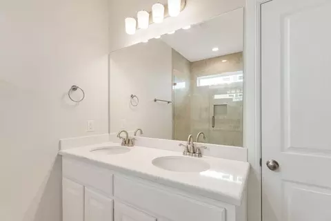 Bath - 3921 Peggy Dr, Laredo, TX 78046 photo 5 of 7