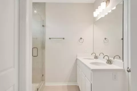 Bath - 3921 Peggy Dr, Laredo, TX 78046 photo 4 of 7
