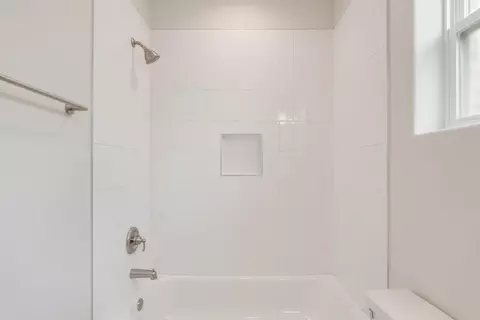 Bath - 3921 Peggy Dr, Laredo, TX 78046 photo 3 of 7