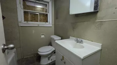 Bath - 600 Ab Cherry Hill Dr, Laredo, TX 78041 photo 2 of 2