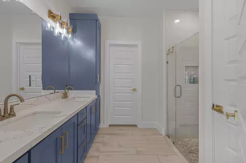 Bath - 1418 Eagles Ln, Laredo, TX 78045 photo 2 of 2