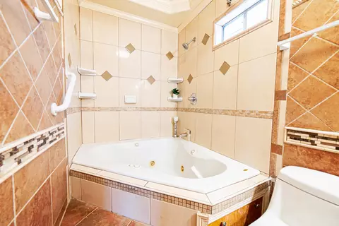 Bath - 9666 White Wing Lp, Laredo, TX 78045 photo 2 of 4