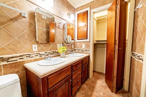 Bath - 9666 White Wing Lp, Laredo, TX 78045 photo 1 of 4