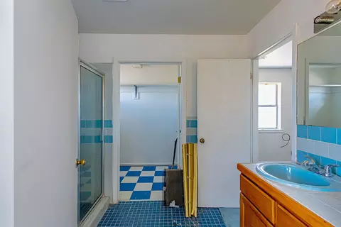 Bath - 2017 Willow St, Laredo, TX 78043 photo 7 of 7