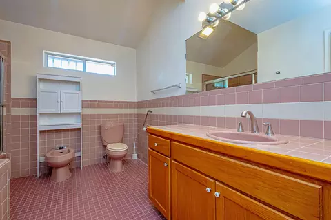 Bath - 2017 Willow St, Laredo, TX 78043 photo 1 of 7