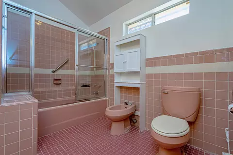 Bath - 2017 Willow St, Laredo, TX 78043 photo 2 of 7