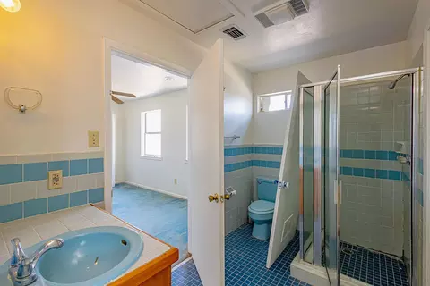 Bath - 2017 Willow St, Laredo, TX 78043 photo 6 of 7