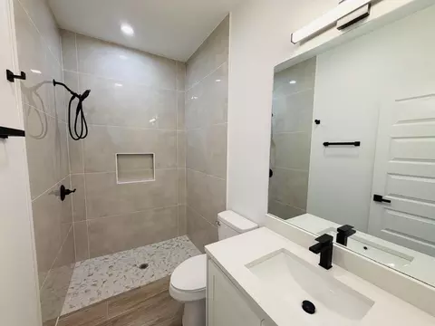 Bath - 5608 Moses Lp, Laredo, TX 78046 photo 2 of 2