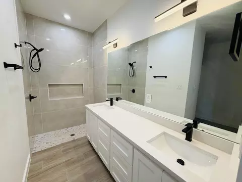 Bath - 5608 Moses Lp, Laredo, TX 78046 photo 1 of 2