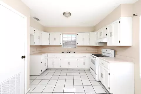 Kitchen - 4620 Mims Ave, Laredo, TX 78041 photo 3 of 6
