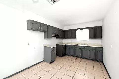 Kitchen - 4620 Mims Ave, Laredo, TX 78041 photo 4 of 6
