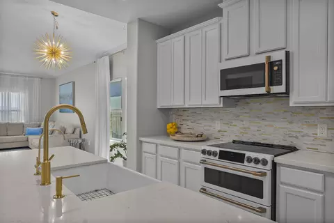 Kitchen - 1425 Sambar Lp, Laredo, TX 78045 photo 2 of 7