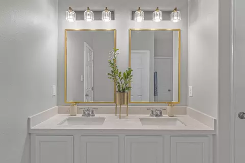 Bath - 1425 Sambar Lp, Laredo, TX 78045 photo 2 of 5