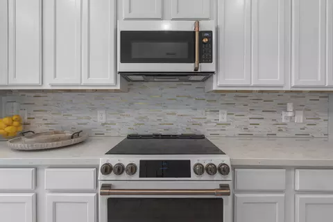Kitchen - 1425 Sambar Lp, Laredo, TX 78045 photo 4 of 7