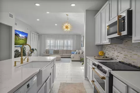Kitchen - 1425 Sambar Lp, Laredo, TX 78045 photo 5 of 7