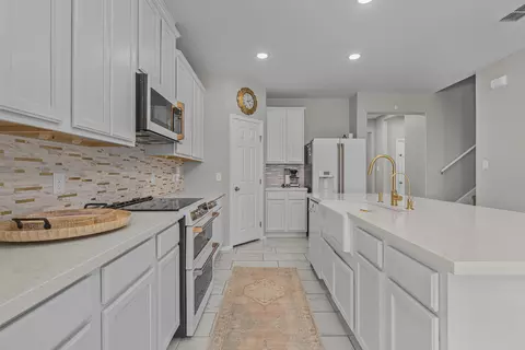 Kitchen - 1425 Sambar Lp, Laredo, TX 78045 photo 6 of 7