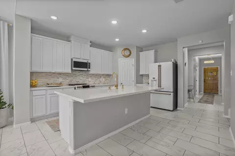Kitchen - 1425 Sambar Lp, Laredo, TX 78045 photo 1 of 7