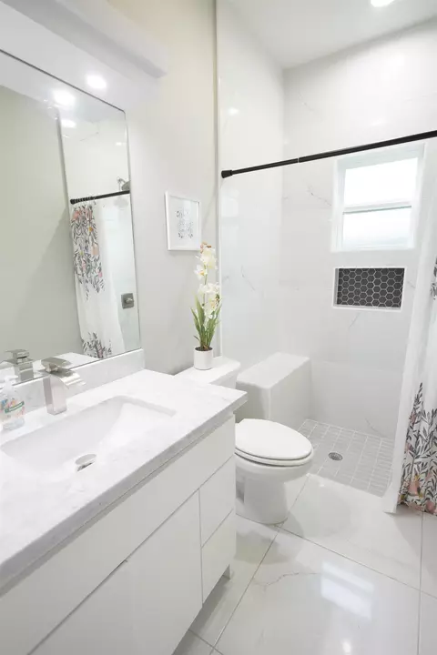 Bath - 5427 Granja Dr, Laredo, TX 78046 photo 6 of 7
