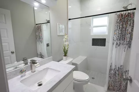 Bath - 5427 Granja Dr, Laredo, TX 78046 photo 7 of 7