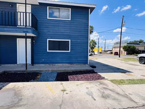Exterior - 1303 Eistetter St, Laredo, TX 78041 photo 5 of 6