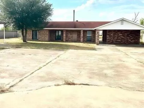 2061 Retama Dr, Zapata, TX 78076