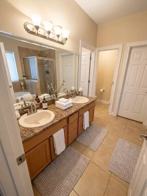 Bath - 305 Michoacan Loop, Laredo, TX 78045 photo 3 of 5