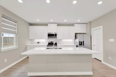Kitchen - 1806 Sambar Lp, Laredo, TX 78045 photo 1 of 2