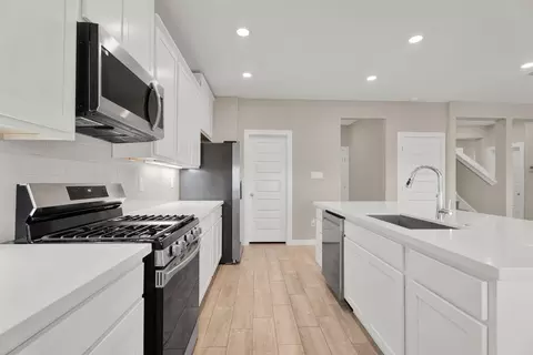Kitchen - 1806 Sambar Lp, Laredo, TX 78045 photo 2 of 2