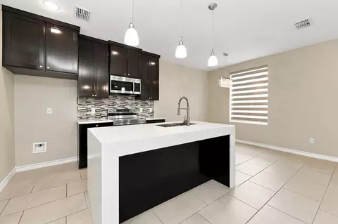 Kitchen - 7915 Elka Lp, Laredo, TX 78045 photo 4 of 4