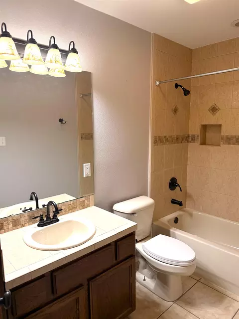 Bath - 116 Knoll Ave, Laredo, TX 78045 photo 4 of 4