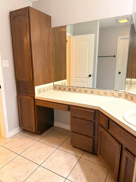 Bath - 116 Knoll Ave, Laredo, TX 78045 photo 3 of 4