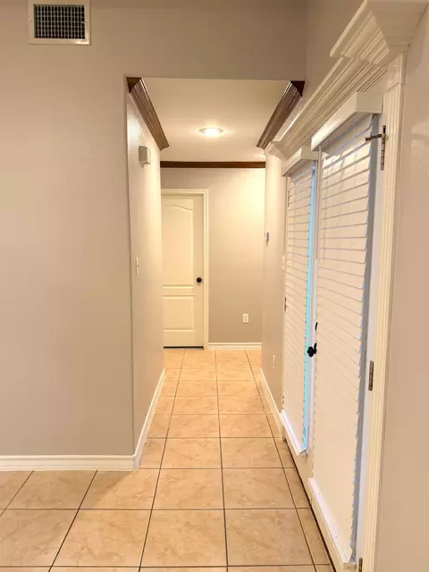 Entry Way - 116 Knoll Ave, Laredo, TX 78045 photo 4 of 5