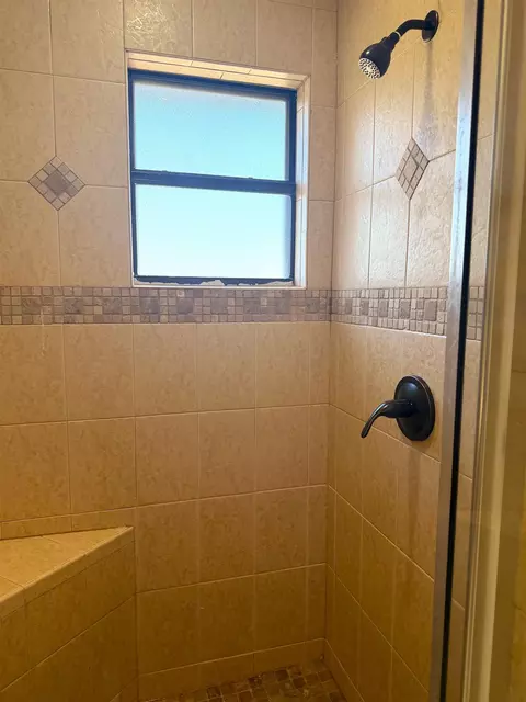 Bath - 116 Knoll Ave, Laredo, TX 78045 photo 2 of 4