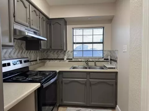 Kitchen - 1300 Hillside Rd #8, Laredo, TX 78041 photo 3 of 5