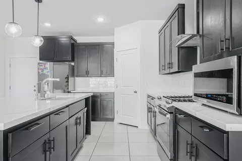Kitchen - 104 Sorella Loop, Laredo, TX 78045 photo 3 of 5