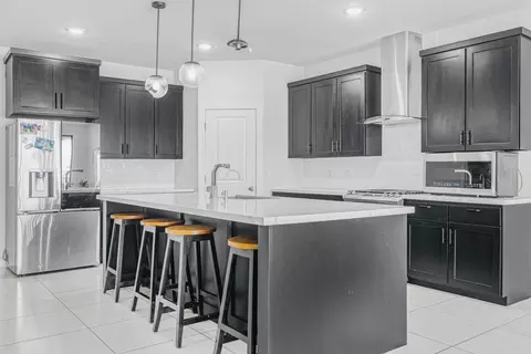 Kitchen - 104 Sorella Loop, Laredo, TX 78045 photo 4 of 5
