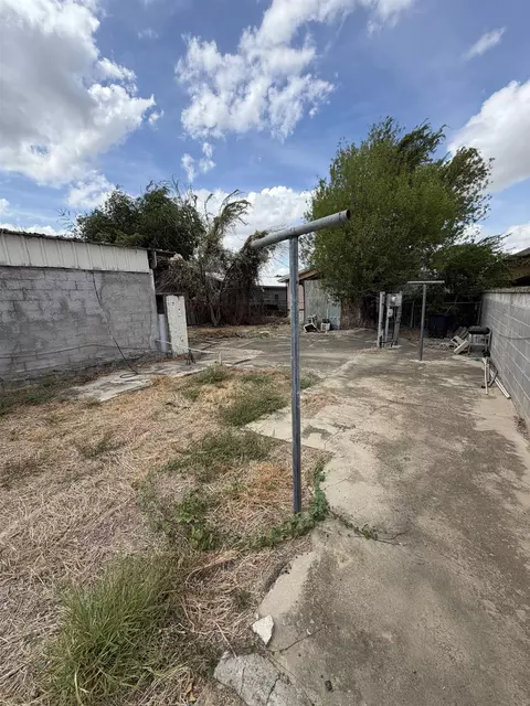 Exterior - 3310 E Fiesta Lp, Laredo, TX 78043 photo 7 of 8