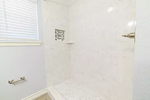 Bath - 8655 Northridge Lp, Laredo, TX 78045 photo 2 of 5