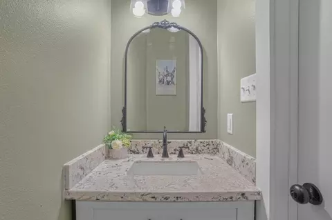 Bath - 275 Jefferies Rd, Laredo, TX 78045 photo 1 of 7