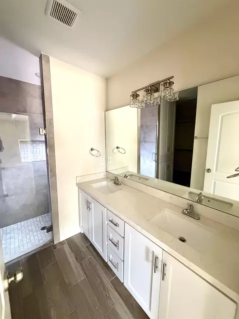 Bath - 5519 Conroe St, Laredo, TX 78046 photo 2 of 4