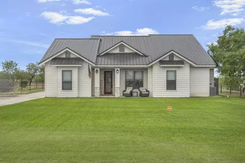 305 Cardinal St, Zapata, TX 78076