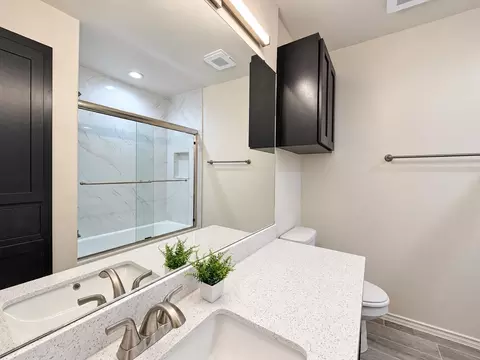 Bath - 808 Monasterio Dr, Laredo, TX 78046 photo 2 of 2