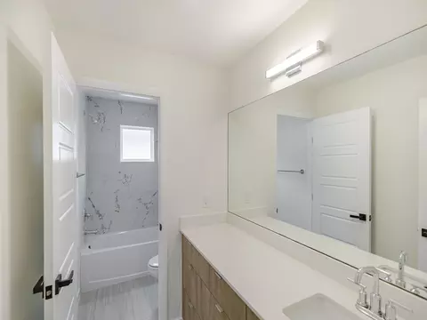 Bath - 417 Deer Path Loop, Laredo, TX 78045 photo 3 of 3