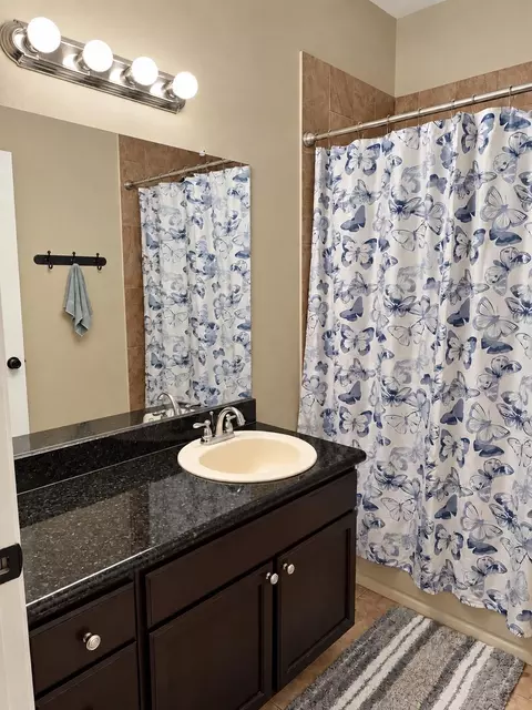 Bath - 109 Pacifico Dr, Laredo, TX 78045 photo 2 of 4