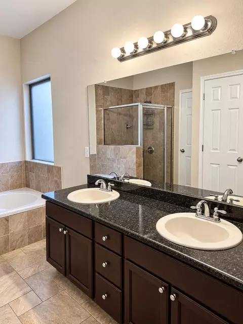 Bath - 109 Pacifico Dr, Laredo, TX 78045 photo 4 of 4