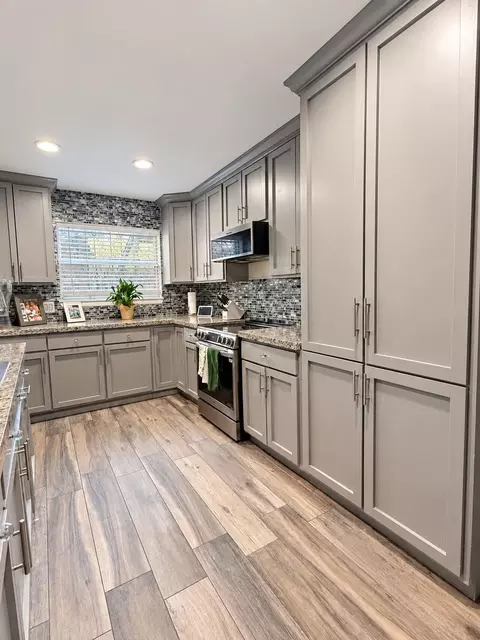 Kitchen - 606 Sunridge Lp, Laredo, TX 78041 photo 2 of 2