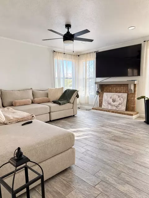 Living - 606 Sunridge Lp, Laredo, TX 78041 photo 2 of 2