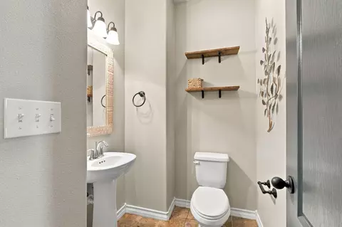 Bath - 301 Ladera Dr, Laredo, TX 78045 photo 3 of 4