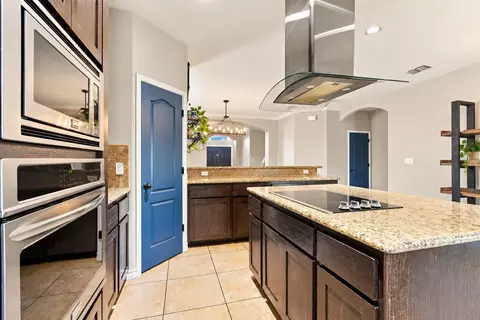 Kitchen - 301 Ladera Dr, Laredo, TX 78045 photo 5 of 6