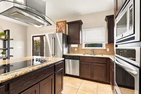 Kitchen - 301 Ladera Dr, Laredo, TX 78045 photo 4 of 6